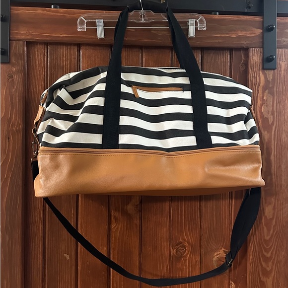 DSW Handbags - DSW Large travel bag with bottom zip compartment